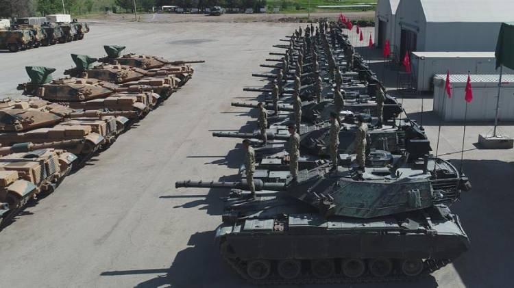 <p>Kara Kuvvetleri Komutanlığı ihtiyacı doğrultusunda, tanklarda yer alan yurt dışı menşeli 'atış kontrol sistemi' yerine 'Milli Atış Kontrol Sistemi VOLKAN-M' sisteminin geliştirilmesi 'Fırat M60T Projesi' kapsamında başladı. Seri olarak entegre edilmesi kapsamında yeni bir proje olan 'TİYK-M60T Projesi'ne ilişkin sözleşme 4 Temmuz 2022'de Savunma Sanayii Başkanlığı ile ASELSAN arasında imzalandı. Proje kapsamında VOLKAN-M atış kontrol sistemi, tank komuta kontrol muhabere bilgi sistemi, ilave zırh koruması, mürettebat koltukları ilk etapta belirlenen sayıda M60T tankına entegre edilecek.</p>