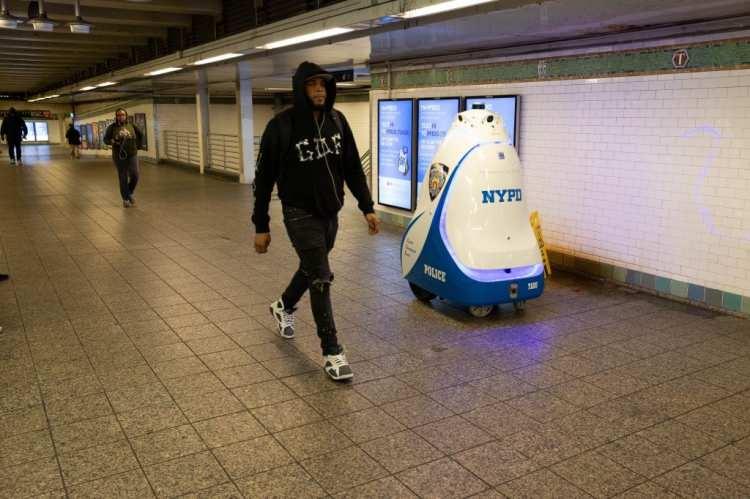<p>NYPD'nin yapay zeka destekli güvenlik robotu, aylar süren pilot programın ardından geçtiğimiz hafta Times Meydanı metro istasyonundaki son görev turunu tamamladı.</p>
