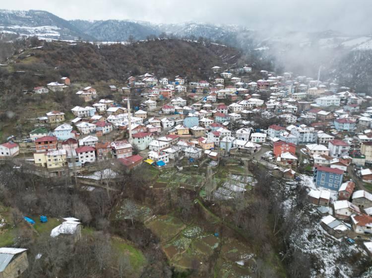 <p>Kontrol amacıyla boşaltılan 4 ev ve 1 cami, tamamen çöktü. Caminin minaresi de bir evin üzerine yıkıldı. Yaşanan olayın ardından birçok evin duvarında ve yollarda çatlaklar meydana geldi.</p>
