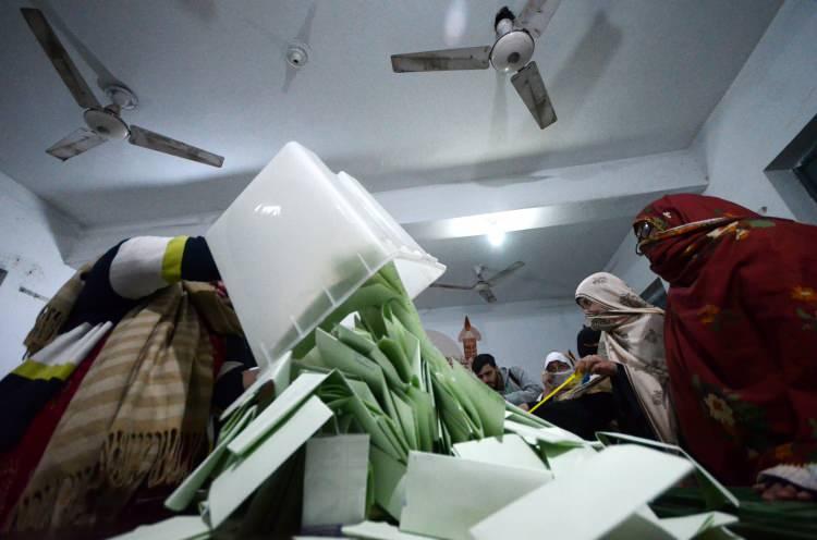 <p> Pakistan'da Ulusal Meclis ve eyalet meclisleri için dün yapılan seçimlere ilişkin sonuçlar gelmeye devam ediyor.</p>
