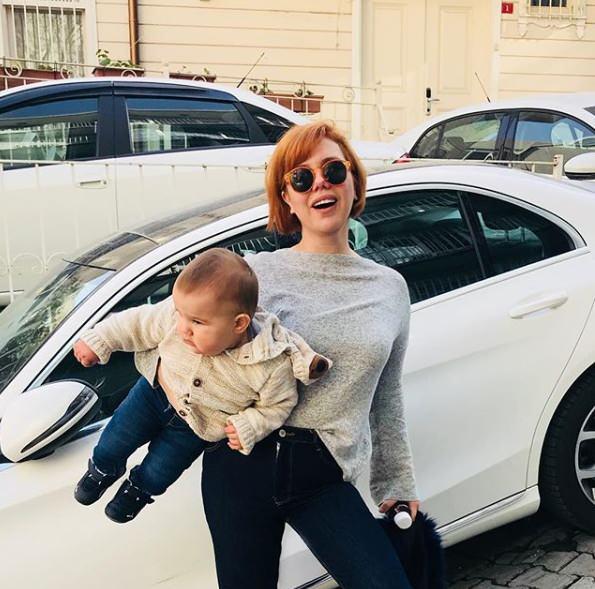 <p><strong>DAVA SÜRECİNDE İDDİALARA YANIT VERMİŞTİ</strong></p>
<p><span style="color:#000000"><strong>İddialarla ilgili sessizliğini bozan Pucca ise, şu ifadeleri kullandı:</strong></span></p>
<p><span style="color:#000000"><strong>"Yaklaşık 1.5 yıldır ekonomik olarak ben değil ülke olarak zor durumdan geçiyoruz. Hem ev sahipleri hem de kiracılar mağdur. Evet, ben de kiramı ödemekte zorluk yaşıyorum milyonlarca insan gibi, yaşadığım zorlu süreçleri beni takip edenler zaten biliyorlar.</strong></span></p>