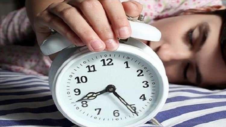 <p>Yorgunluk, iş yerinde de olumsuz etkilere yol açabilir ve liderlik üzerinde yansımaları olabilir. Barnes, uyku problemi yaşayan yöneticilerin çalışanlarına kötü muamele etmesinin daha olası olduğunu inceleyen ilk kişiydi: “İşe daha az oto kontrolle giderler ve 'istismarcı denetim' dediğimiz şeye başvurma olasılıkları daha yüksektir.”</p>
