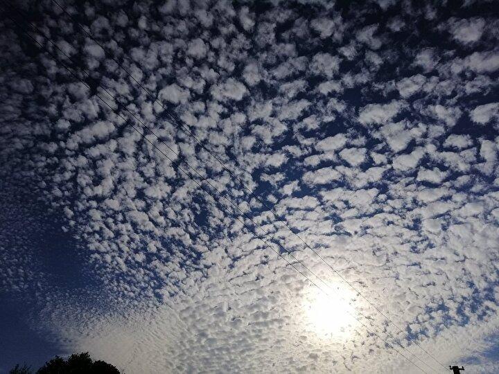 <p>Bu ilginç doğa olayının bir benzeri daha önce Yüksekova’da da yaşanmış gökyüzünün sirrokümülüs bulutlarıyla kaplanması vatandaşı heyecanlandırmıştı.</p>
