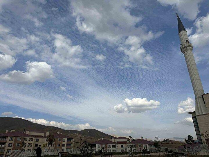 <p>Harika bir g&ouml;r&uuml;n&uuml;me sahip sirrok&uuml;m&uuml;l&uuml;sler, meteoroloji severler i&ccedil;in zaman zaman &ccedil;ok g&uuml;zel g&ouml;r&uuml;nt&uuml;lere yol a&ccedil;arlar.</p>

