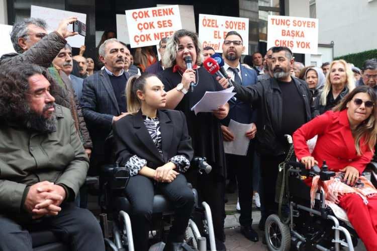 <p>CHP'nin 31 Mart'ta gerçekleşecek yerel seçimlerde İzmir'de mevcut Büyükşehir Belediye Başkanı Tunç Soyer'i aday göstermemesi üzerine toplanan bir grup vatandaş, CHP Genel Merkezi'nin kararına tepki gösterdi. Basın açıklama yapan vatandaşlar, Soyer'e destek verdi.</p>