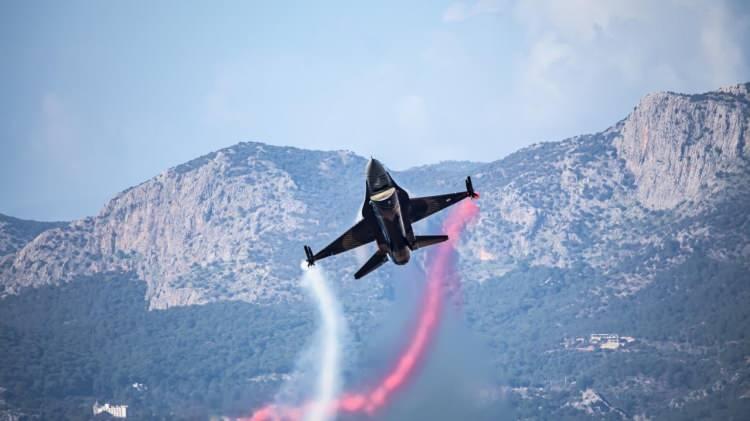 <p>Türk Hava Kuvvetleri'nin akrobasi timi SOLOTÜRK, tazeleme eğitimleri kapsamında Dalaman semalarında uçuş gerçekleştirdi.</p>