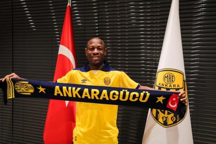 <p>CHRISTIAN BASSOGOG<br />
Eski takımı: Shanghai Shenhua<br />
Yeni takımı: Ankaragücü<br />
Mevkisi: Sağ kanat<br />
Bonservis: Bedelsiz</p>
