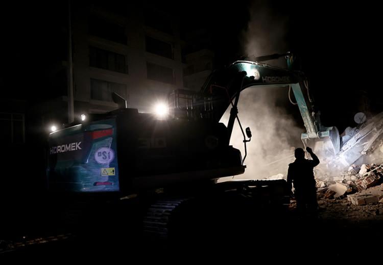 <p>Ölçümlere göre bu kolda fayın 15-20 mm/yıl olan hareket hızı diğerlerine göre çok daha fazla ve bu nedenle de “Ana Kol” olarak adlandırılan bu kolda depremler daha sık oluyor. Bolu-Geyve-İznik Gölü’nden geçen güney kol ise Gemlik körfezinden Marmara suları altına girip sahile paralel uzanıyor. Erdek’te karaya çıkarak Edremit Körfezi’ne doğru uzanıyor. Bu kol da büyük depremler üretiyor ancak daha geniş zaman aralıklarıyla.</p>
<p> </p>