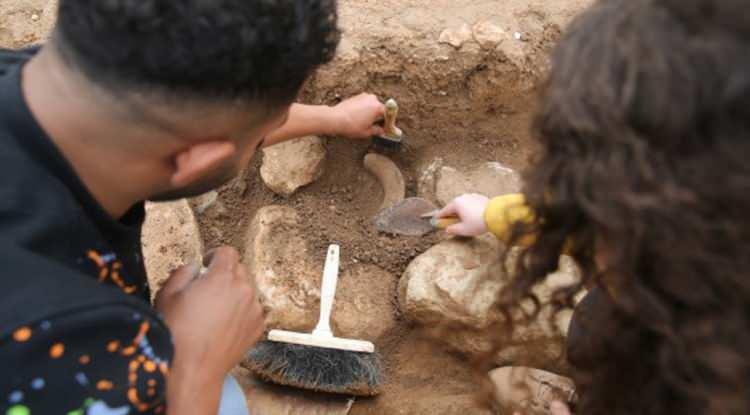 <p><span style="color:#B22222"><em><strong>Mardin'in Kızıltepe ilçesindeki Büyükboğaziye Höyüğü'nde gerçekleştirilen arkeolojik kazılarda önemli buluntulara erişildi. Mitanni, Halaf, Kalkolitik, Tunç ve Helenistik döneme ait elde edilen bilgiler tarihe ışık tutuyor.</strong></em></span></p>
