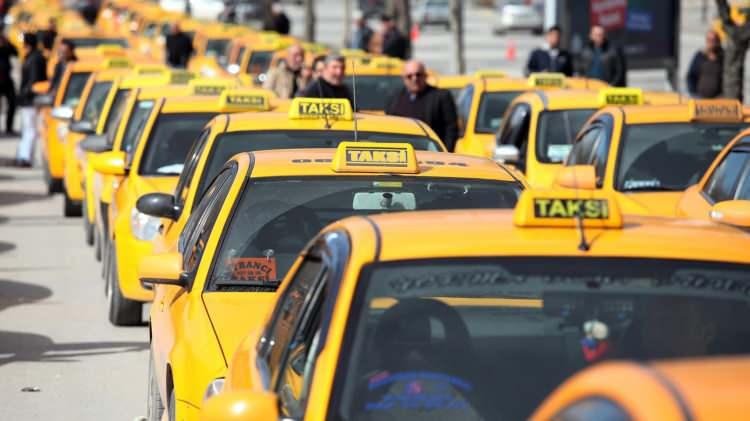 <p><span style="color:#B22222"><em><strong>Ticari taksilerin neden çoğu ülkede "sarı" rengi kullandıklarını hiç merak ettiniz mi? Görüntüsüyle göze çarpan, dikkat çeken sarı rengi neden bu kadar önemli? Taksilerin sarı rengi kullanmasının nedenini duyunca çok şaşıracaksınız. </strong></em></span></p>
