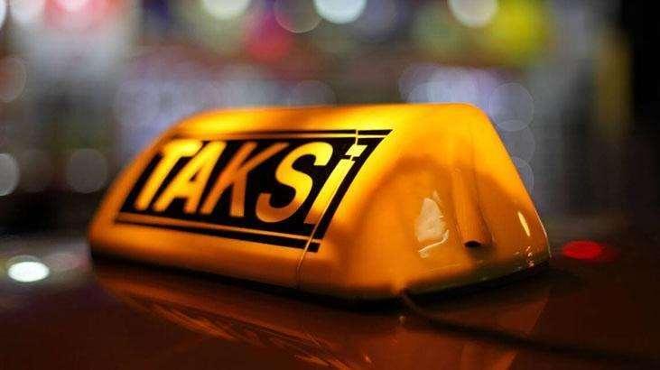 <p>&nbsp;1909 yılından bu yana taksiler sarı renkte olmaya başladı. Renginin &ouml;zellikle sarı olması ise tesad&uuml;f eseri ortaya &ccedil;ıkan bir se&ccedil;im değil elbette. Sarı renk, genellikle trafikte daha iyi g&ouml;r&uuml;n&uuml;rl&uuml;k sağlar.</p>
