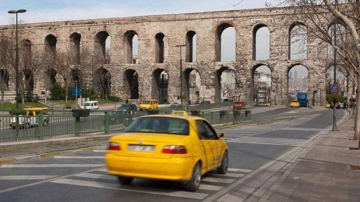 <p>Yoğun şehir trafiğinde, sarı renk taksilerin diğer ara&ccedil;lardan ayrılmasını ve hızla fark edilmesini sağlar. M&uuml;şteriler i&ccedil;in hızlı tanınma, &ccedil;ağrılan taksiyi beklerken &ouml;nemlidir.</p>

<p>&nbsp;</p>
