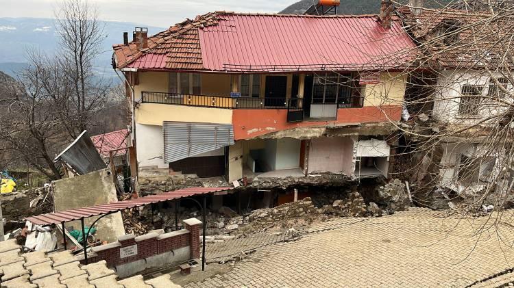 <p>Özkan, köy yakınlarında 1942 yılında yaşanan depremde Niksar ve çevresinde 3 bine yakın kişinin öldüğünü hatırlatarak, "AFAD tarafından 42 depreminden yola çıkılarak bir simülasyon yapıldı. Yapay zekayla yapılan bu simülasyona göre bugün aynı yerde benzer bir depremin yaşanması halinde 70 bine yakın vatandaşımızı kaybedebiliriz. Buna ne gerek var? Ben diyorum ki gelin önlem alalım. Çok basit, inanın çok basit. Çözümler o kadar basit ki ve o kadar ucuz maliyetli ki” dedi.</p>
<p> </p>