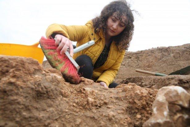 <p><span style="color:#000000"><strong>Bunun için bu höyüğümüz büyük kentlerden birine aday. Özellikle şunu belirtmek gerekiyor. Milattan önce 4. binde Güney Mezopotamya'da çok büyük değişikliklerin yaşandığı, kültürel devrimlerin, kentlerin, devletlerin oluşturduğu bir dönem ve höyüğün bu döneme yakın çok güçlü tabakaları var. Bu hafızayı kurcalayarak bu verilere ulaşmaya çalışıyoruz."</strong></span></p>
