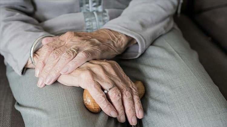 <p>Ülkemizde 2009 ve 2023 yılı cinsiyete göre medeni durumun dağılımı incelendiğinde, erkeklerde hiç evlenmeyenlerin oranının kadınlara göre daha yüksek olduğu, kadınlarda ise eşi ölenlerin ve boşananların oranının erkeklerden daha fazla olduğu görüldü. Diğer yandan büyük çoğunluğu oluşturan evlilerin oranının 2009 ve 2023 yılında her iki cinsiyette de birbirine yakın oranlarda olduğu görüldü.</p>

<p> </p>
