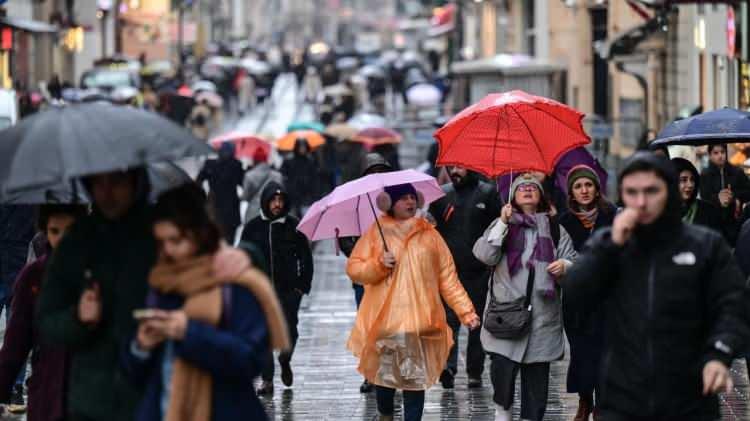 <p>TÜİK tarafından 2023 yılı nüfus verileri açıklandı. Açıklamada nüfus yoğunluğu verileri de yer aldı. Türkiye genelinde kilometrekareye 111 kişi düşerken, İstanbul`da ortalamanın 27 katı kadar düşüyor. İşte nüfus yoğunluğu en yüksek iller...</p>
