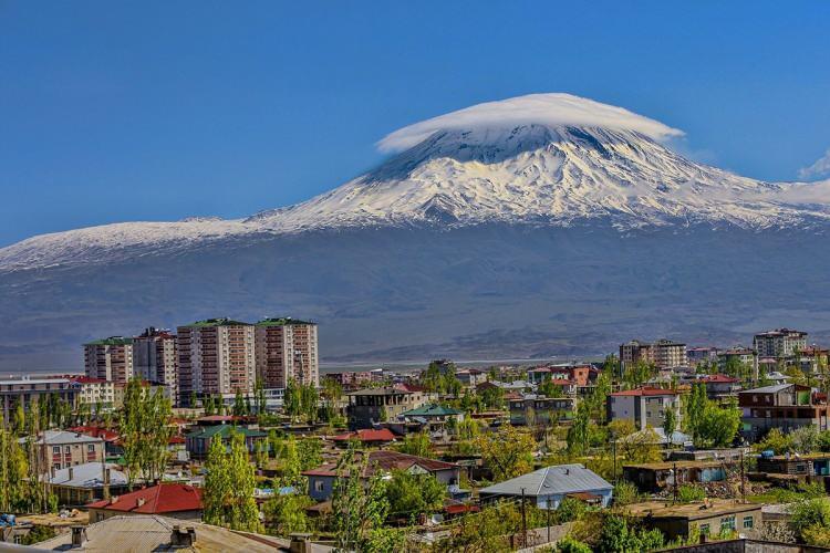 <p><span style="color:#FF0000"><em><strong>AĞRI</strong></em></span></p>

<p>İsmi sınırları içindeki “Ararat” Dağı'ndan alır. Çok eski çağlarda yeryüzü korkunç bir su baskınınına uğradı (Nuh Tufanı). Nuh Peygamber bütün canlılardan bir çifti alarak bir gemiye bindirdi. Gemi İslam kaynaklarına göre Cudi, Hıristiyan kaynaklarına göre de Ararat Dağı'na kondu. Ararat, önce Aran sonra da Ağrı adını aldı.</p>

<p> </p>
