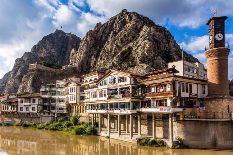 <p><span style="color:#000080"><em><strong>AMASYA</strong></em></span></p>

<p>Amasya şehrini tarihçi Strabon’a göre Amazon karalı Amasis kurdu ve ona Amasis kenti anlamına gelen “Amasesia” ismini verdi.</p>

<p> </p>
