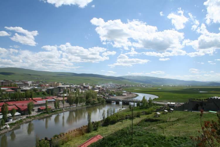 <p><span style="color:#800080"><em><strong>ARDAHAN</strong></em></span></p>

<p>Ardahan'ın isim babası ise Gürcülerdir. Ardahan adı Gürcüce Ardana’dan gelmektedir.</p>

<p> </p>

<p> </p>
