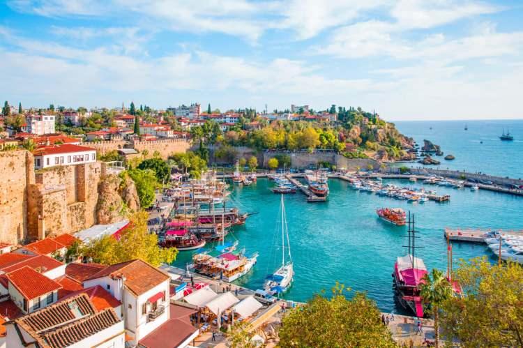 <p><span style="color:#000080"><em><strong>ANTALYA</strong></em></span></p>

<p>MÖ ikinci yüzyılda Bergama karalı Attalos ll tarafından kuruldu. Şehir önceleri ismini kurucusundan aldı ve Attaleia adıyla anıldı. Daha sonra bu isim Adalia, Antalia ve en son Antalya şekline dönüştü.</p>

<p> </p>
