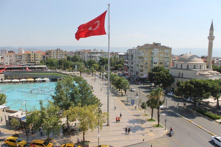 <p><span style="color:#000080"><em><strong>AYDIN</strong></em></span></p>

<p>İlk olarak Argoslar tarafından kuruldu. Anadolu beylerinden Aydınoğlu Mehmet Bey’den aldı. Aydın, Mehmet Bey'in babasının ismidir.</p>

<p> </p>
