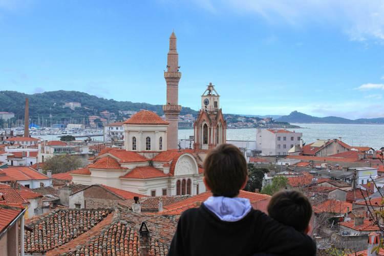 <p><span style="color:#A52A2A"><em><strong>BALIKESİR</strong></em></span></p>

<p>Şehrin adının eski hisar anlamına gelen Paleokastio’dan türediği sanılmaktadır. Halk arasında dolaşan bir söylentiye göre de balı çok anlamına gelir. Çünkü Kesir Arapçada çok anlamına gelmektedir.</p>

<p> </p>
