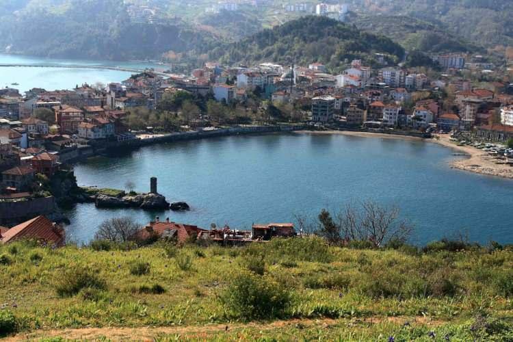 <p><span style="color:#B22222"><em><strong>BARTIN</strong></em></span></p>

<p>"PARTHENIA"dan Bartın'a dönüşen adın kaynağı "PARTHENIOS"tur. Bartın Irmağı'nın antikçağdaki adı olan Parthenios, Yunan mitolojisinde OKENAUS'un çocuklarından birisi ve "Sular Tanrısı"dır. "Sular ilahi veya muhteşem akan su" anlamlarına gelir. Bir başka anlamı da "Genç bakire veya genç kızlar için koro türküleri"... "Genç bakire" ise tanrıça Athena'nın bir sıfatıdır.</p>

<p> </p>
