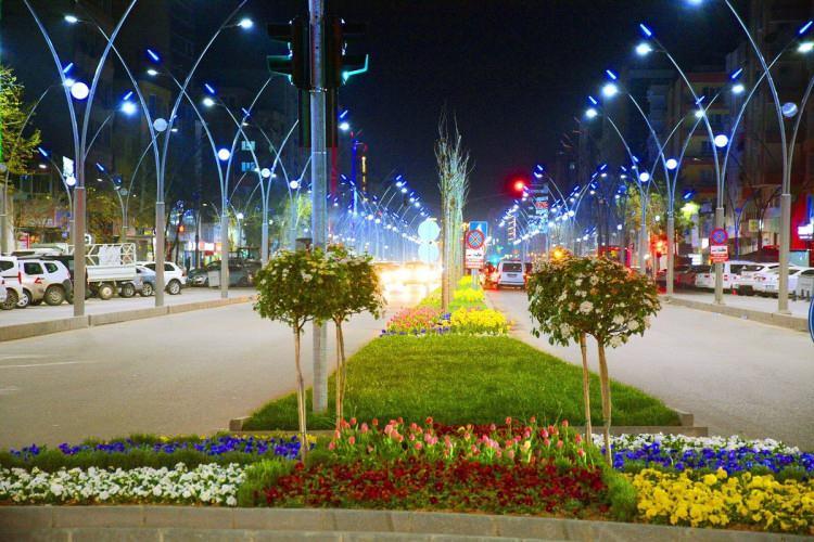 <p><span style="color:#000080"><strong>BATMAN</strong></span></p>

<p>Batman ismi Orta Çağdan beri kullanıla gelmiş ve Batman Çayı ile bütünleşen bir isim olarak karşımıza çıkmıştır.</p>

<p> </p>
