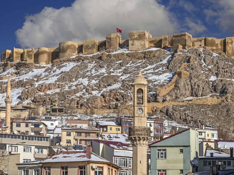 <p><span style="color:#FF0000"><em><strong>BAYBURT</strong></em></span></p>

<p>Eldeki kaynaklara göre kasabanın ortaçağdaki adı “Paypert” ya da “Pepert” idi. Bayburt adı buradan gelmektedir.</p>

<p> </p>
