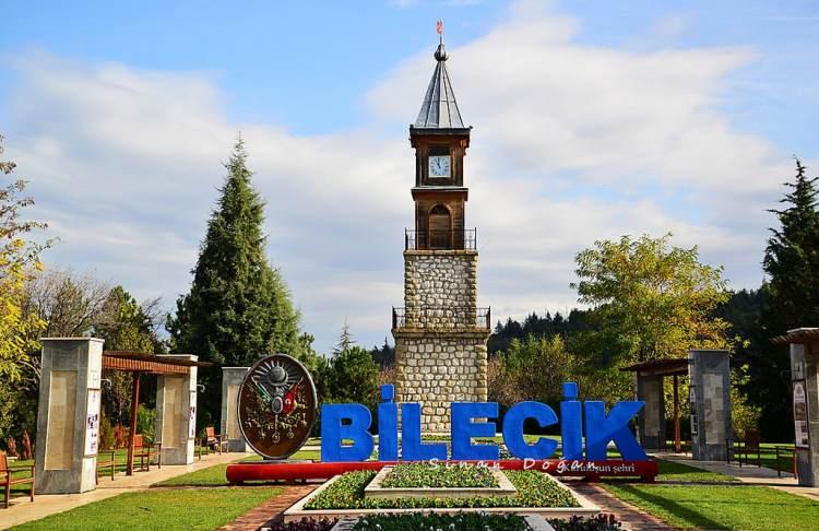 <p><span style="color:#4B0082"><em><strong>BİLECİK</strong></em></span></p>

<p>Bizanslılar döneminde burada Bilekoma adlı bir kale vardı. Osman bey burayı alınca bu adı Bilecik olarak adını verdi.</p>

<p> </p>
