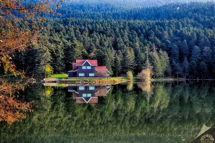 <p><span style="color:#FF0000"><em><strong>BOLU</strong></em></span></p>

<p>Önceleri Bithynion Romalılar döneminde ise Claudiopolis adı verildi. Türkler burayı alınca Claudiopolis sözcüğünü kısaltıp sadece polis dediler. Daha sonra halk dilinde değişerek Bolu oldu.</p>

<p> </p>
