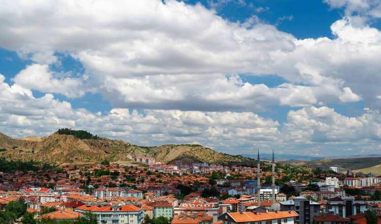 <p><span style="color:#FF0000"><em><strong>ÇANKIRI</strong></em></span></p>

<p>İlkçağda “Gangra” kalesinin eteğinde kuruldu. İsmini Gangra kalesinden alan Çankırı’ya yakın zamana kadar Çangırı ve Çenğiri deniliyordu.</p>

<p> </p>
