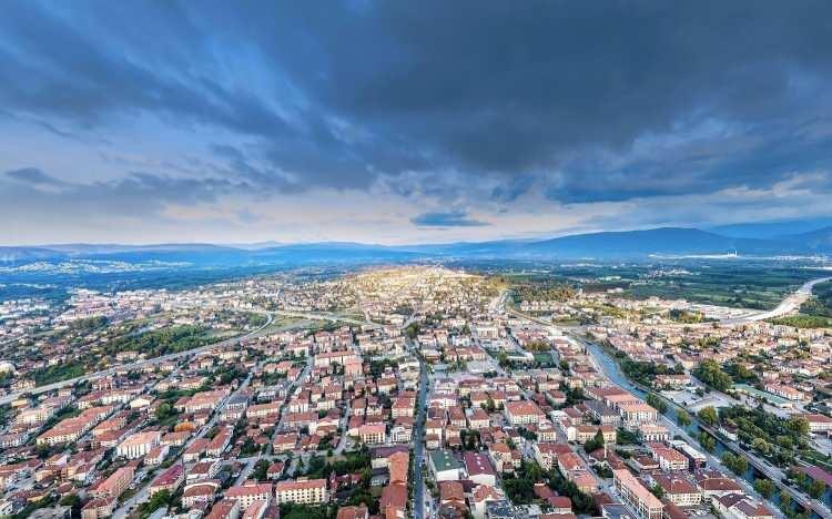 <p><span style="color:#800080"><em><strong>DÜZCE</strong></em></span></p>

<p>Adının nereden geldiği konusunda herhangi bir kayda rastlanmamıştır.</p>

<p> </p>
