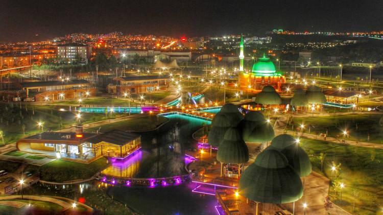 <p><span style="color:#B22222"><em><strong>ELAZIĞ</strong></em></span></p>

<p>1834 yılında Mezra denilen yerde kuruldu.1862 yılında buraya o sıradaki padişah Abdülaziz’in onuruna “Mamuretülaziz” adı verildi. Bu ismi uzun bulan halk onu Elaziz olarak kısalttı. 1937 yılında Elazığ’a çevrildi.</p>

<p> </p>
