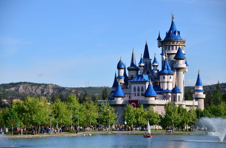 <p><span style="color:#FF0000"><em><strong>ESKİŞEHİR</strong></em></span></p>

<p>Eski adı Doylaion’dur. 1080 yılında Türkler burayı ele geçirdi. 1175 yılında burasını Bizans geri aldı. Kılıçarslan bu şehri daha sonra geri alınca, ona “Bizim eski şehrimiz” anlamına gelen Eski Şehir adını verdi.</p>

<p> </p>
