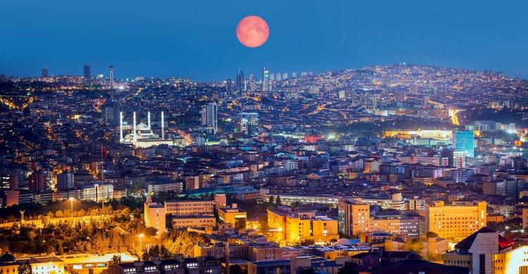 <p><span style="color:#FF0000"><em><strong>ANKARA </strong></em></span></p>

<p>İslam kaynaklarında Ankara’nın adı Enguru olarak geçer. Kimilerine göre Ankara sözü Farsça “Üzüm” anlamına gelen Engür’den, ya da Yunanca’da Koruk anlamına gelen”Aguirada’dan türemiştir. Bazılarına Hint-Avrupa dillerindeki “Eğmek” anlamına gelen Ank ya da Sankskritçe de; “Kıvrıntı”, anlamına gelen ankaba’dan veya Latince’den çengel anlamına gelen uncus’dan türediği ileri sürülmektedir. Frig dilinde Ank “engebeli, karışık arazi anlamına gelir.” Şehrin diğer isimleri; Ankyra, Ankura, Ankuria, Angur, Engürlü, Engürüye, Angare, Angera, Ancora, Ancora ve son olarak Ankara şeklini almıştır.</p>
