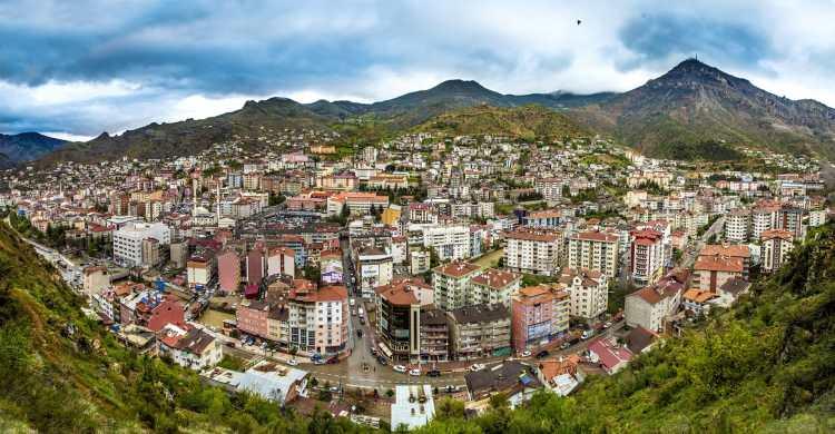 <p><span style="color:#000080"><em><strong>GÜMÜŞHANE</strong></em></span></p>

<p>Burada daha önceleri gümüş madenleri olduğundan, bu şehre Gümüşhane denilmiştir.</p>
