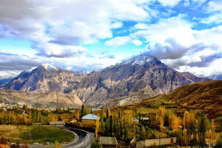 <p><span style="color:#800000"><em><strong>HAKKÂRİ</strong></em></span></p>

<p>Hakkâri kelimesi Kürtçe'den dilimize geçmiştir. Rivâyete göre kelimenin özü "Kar-in" olup "Her" önekini almıştır. Kürtçede "Kar-in", "-ebilmek" manasına gelip, insanın güç yetirebilme durumunu anlatır. Dolayısıyla "Hakkâri" kelimesinde "hep güçlü, hep edebilen" anlamı vardır.</p>

<p> </p>
