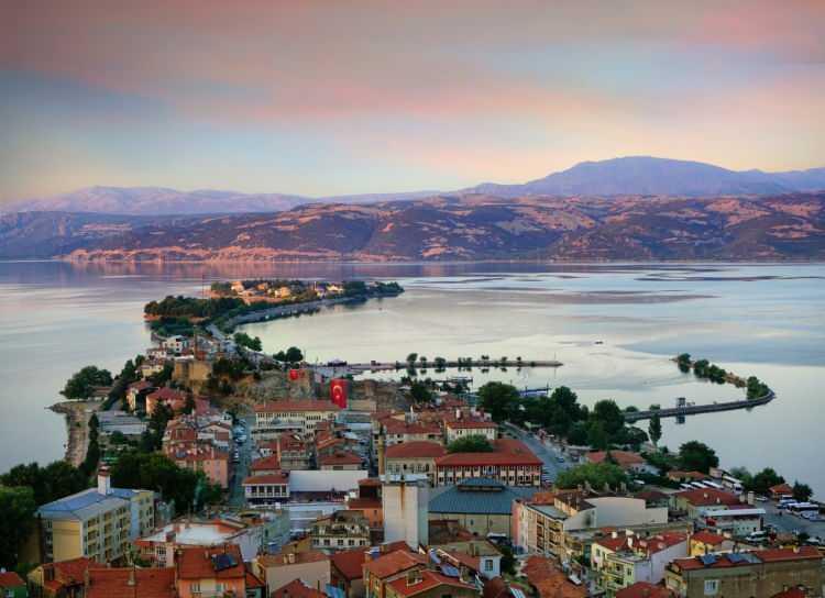 <p><span style="color:#4B0082"><em><strong>ISPARTA</strong></em></span></p>

<p>Büyük İskender Kral olduktan sonra (MÖ 356 - 323) Anadolu'nun batısı Yunan egemenliği altına geçti. İskender öldükten sonra bile, daha 36 yıl bu bölge Atina'ya bağımlı kaldı.Bu yıllarda Mora Yarımadası'nda yaşamakta olan Ispartalılarla, Atina Yunanlıları, Anadolu'nun batısına göç etmeye başladı.Mora Yarımadası Ispartalılarından büyükçe bir topluluk geldi; Isparta Kenti'ne yerleşti. Kente de kendi ülkelerinin ISPARTA adını verdiler.</p>
