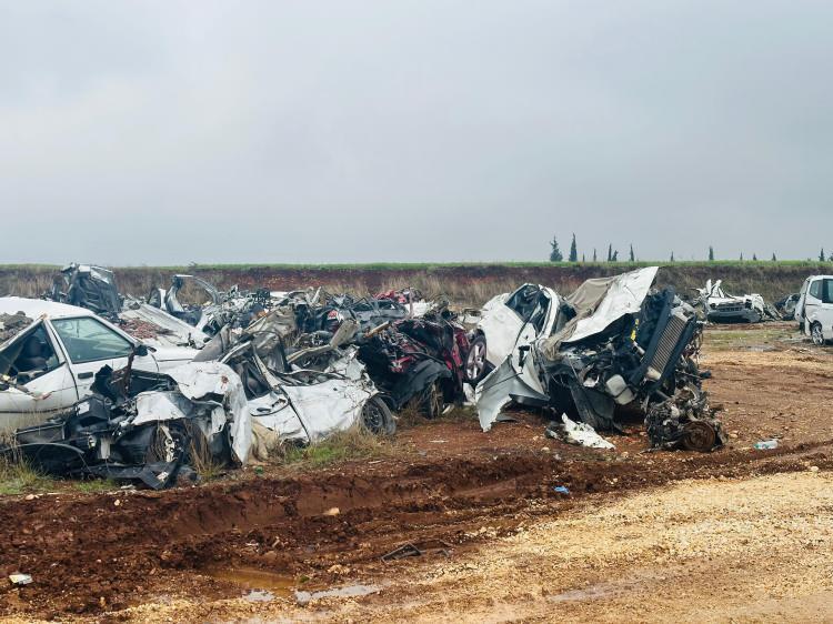 <p>Yıkılan binaların altından çıkarılan araçlar yediemin otoparklarının da bulunduğu belirli bölgelere taşındı. </p>