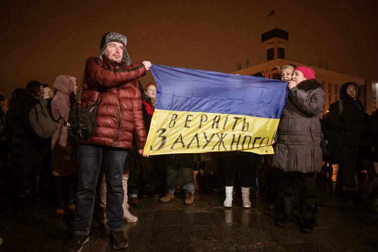 <p>Ukrayna'nın başkenti Kiev'de bulunan Bağımsızlık Meydanı'nda bir araya gelen göstericiler, Genelkurmay Başkanı Valerii Zaluzhnyi'ın görevden alınmasını protesto etti.</p>
