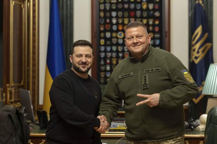 <p>Ukrayna'da görevden alınan Valerii Zaluzhnyi, Cumhurbaşkanı Zelenski ile.</p>