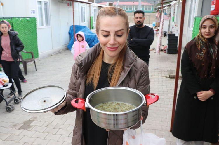 <p><strong>Cumhurbaşkanlığı İletişim Başkanlığının koordinasyonunda deprem bölgesine ziyarete gelen ünlü isimler, konteyner kentte yaşayan vatandaşlara moral verdi. Kültür ve Turizm Bakanlığı ses sanatçısı ve TRT müzik programcısı Züleyha Ortak, Cumhurbaşkanlığı İletişim Başkanlığının koordinasyonunda, depremin ilk haftasından bu yana ünlü isimleri depremzedelerle buluşturarak moral verdiklerini söyledi.</strong></p>

<p> </p>
