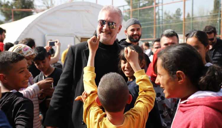 <p>MasterChef yarışmacısı Suna Aydın da yaraların önceki yıla göre sarıldığını ve normalleşmenin başladığını, bu ziyaretlerde depremzedelerin mutluluğunun kendileri de mutlu ettiğini dile getirdi. Oyuncu Melike Öcalan ise artık moral motivasyona ihtiyaç olduğunun altını çizerek "Önceki döneme göre çok daha güzel ve moralli gördüm.</p>
