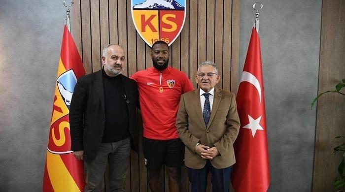 <p>DUCKENS NAZON --> KAYSERİSPOR </p>
<p>Trendyol Süper Lig ekiplerinden Kayserispor devre arası transfer döneminde ilk transferini yaptı. Sarı-kırmızılılar CSKA Sofya forması giyen 30 yaşındaki forvet Duckens Nazon’u kadrosuna kattı. Kayseri’ye gelerek resmi sözleşmeyi imzalayan Duckens Nazon takımla çalışmalara başladı.</p>