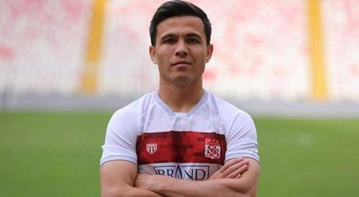 <p>AZİZBEK TURGUNBOEV --> SİVASSPOR </p>
<p>Sivasspor, sol kanat rotasyonuna takviyede bulundu. Kırmızı-beyazlılar, Özbek futbolcu Azizbek Turgunboev'i renklerine bağladı. Azizbek Turgunboev ile 1.5 yıllık sözleşme imzalandığı belirtildi. Sivasspor'dan yapılan açıklamada şu ifadeler kullanıldı: "Devre arası transfer çalışmalarını sürdüren EMS Yapı Sivasspor’umuz, 29 yaşındaki sol kanat oyuncusu Azizbek Turgunboev ile anlaşmaya vardı."</p>