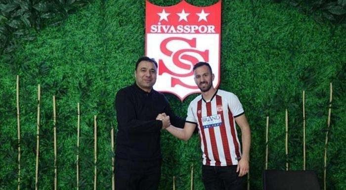 <p>MIJO CAKTAS --> SİVASSPOR </p>
<p>Bülent Uygun yönetimindeki Sivasspor, on numara pozisyonunu Mijo Caktas ile güçlendirdi. Kırmızı-beyazlılar, 31 yaşındaki on numara ile sözleşme imzalandığını açıkladı. Mijo Caktas'ın sözleşme süresinin 1.5 yıllık olduğu belirtildi.</p>