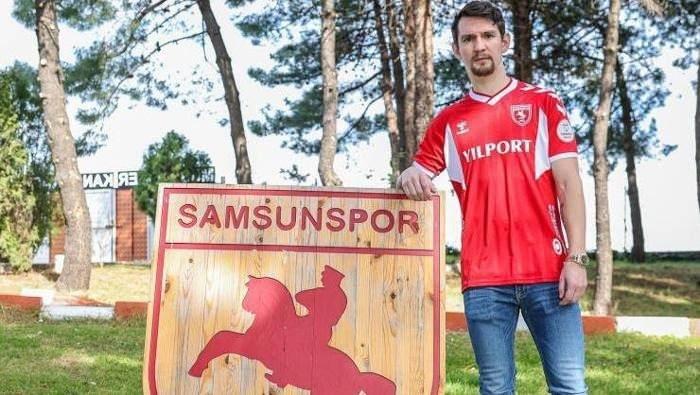 <p>BENITO DIRK RAMAN --> SAMSUNSPOR </p>
<p>Trendyol Süper Lig ekiplerinden Samsunspor’un bu transfer dönemindeki ilk ve tek transferi olan forvet Benito Dirk Raman, Samsun’a geldi. Nuri Asan Tesisleri’nde açıklamalarda bulunan Raman, Samsunspor formasını taraftarlar önünde giymek için sabırsızlandığını ifade etti. Raman, "Samsunspor gibi büyük bir camiaya geldiğim için mutluyum. Taraftarımızın önüne çıkmak için sabırsızlanıyorum" dedi.</p>