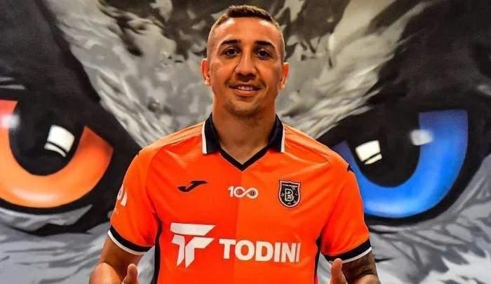 <p>DAVIDSON --> BAŞAKŞEHİR </p>
<p>Başakşehir, bir dönem Alanyaspor'da da forma giyen forvet oyuncusu Davidson'u renklerine bağladı. İstanbul ekibinden yapılan açıklamada, "Kulübümüz, Brezilyalı futbolcu Davidson da Luz Pereira ile 1,5 yıllık anlaşma sağladı. Davidson'a ailemize hoş geldin diyor, turuncu-lacivertli formamızla başarılar diliyoruz" denildi.</p>