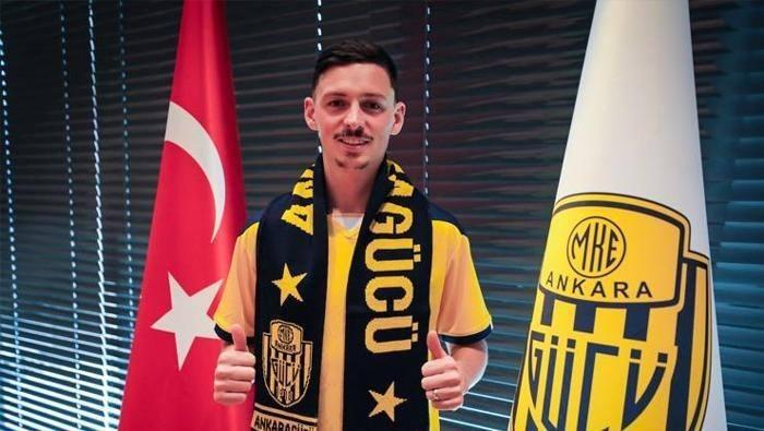 <p>ALEXIS FLIPS --> ANKARAGÜCÜ </p>
<p>Süper Lig ekibi Ankaragücü, ara transferindeki 3. takviyesini Anderlecht forması giyen Fransız kanat oyuncusu Alexis Flips ile yaptı. Kulübün sosyal medya hesabından transfer resmen açıklandı. Başkent ekibi, Anderlecht'in sezon başında Reims'ten 3,5 milyon Euro karşılığında kadrosuna kattığı Fransız futbolcuyu kiralık olarak transfer etti.</p>